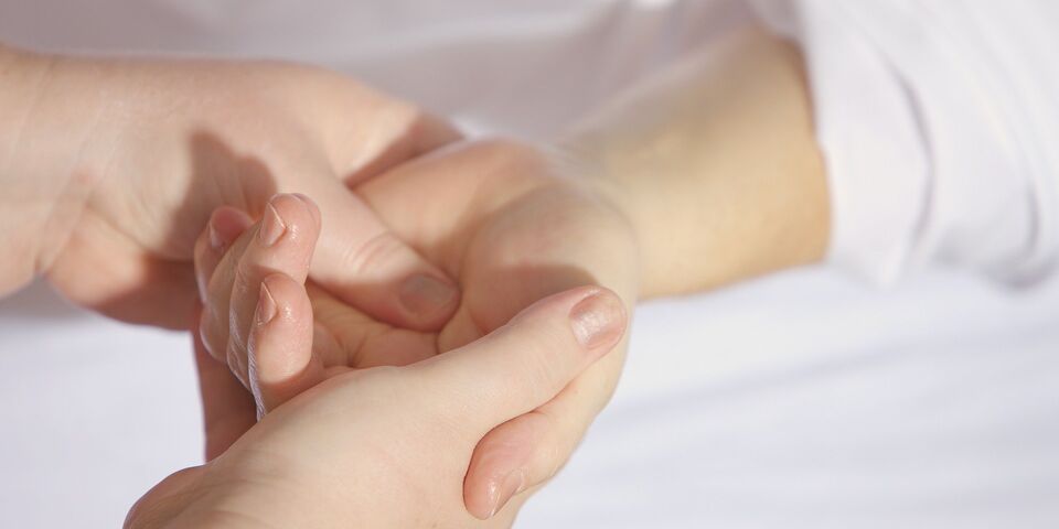 hands-g9363ce279_1920